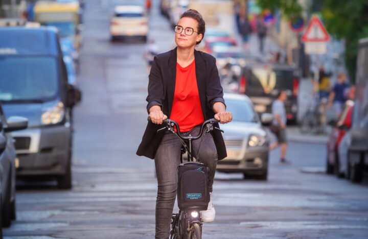 Katja Diehl ist Mobilitätsexpertin und als Referentin, Politikberaterin, Rednerin und seit Kurzem auch als Autorin unterwegs. Seit 15 Jahren setzt sie sich für das Thema Verkehrswende und Mobilität ein.